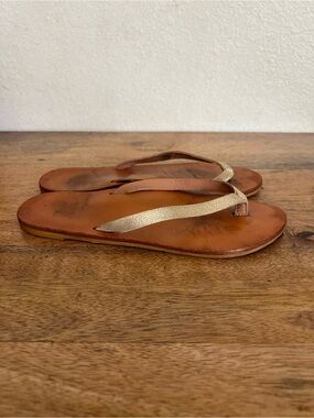 Beek Seabird Gold / Honey Leather Flip Flop Thong Sandals Womens Size 5.5